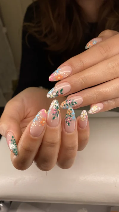 Nail art floral sur pose gel nude