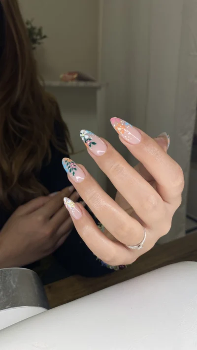 Nail art délicat sur ongles longs