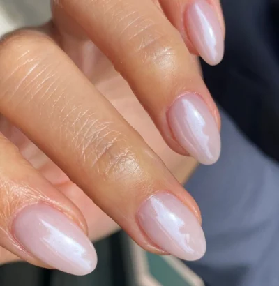 Pose gel effet perle nacrée sur ongles amande