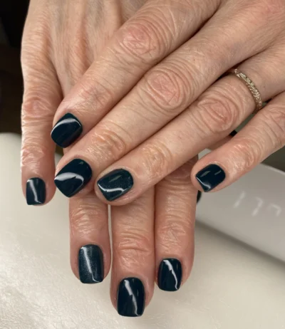 Vernis semi-permanent vert sapin sur ongles courts