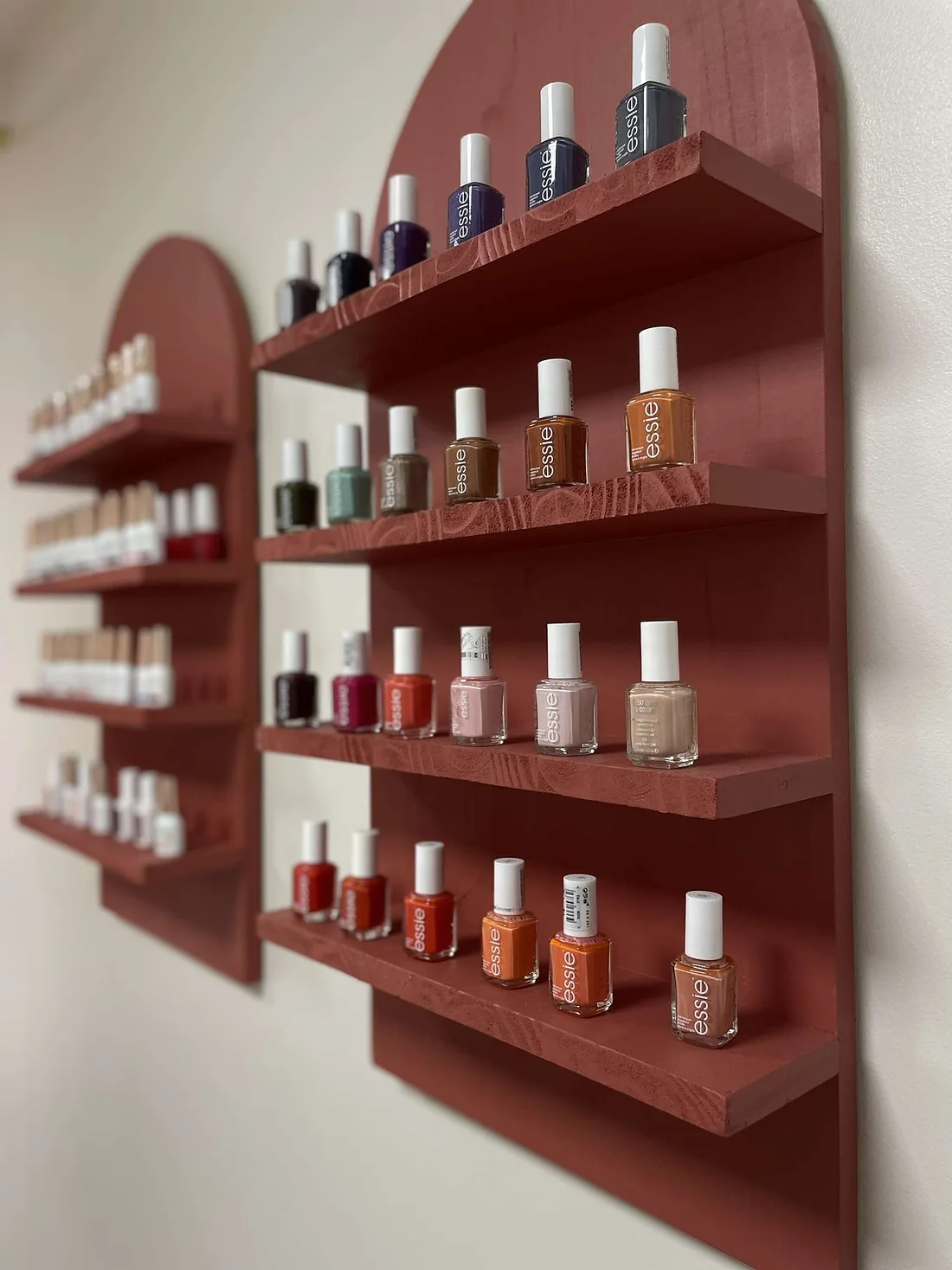 Mur de vernis sur étagères terracotta, à l’institut